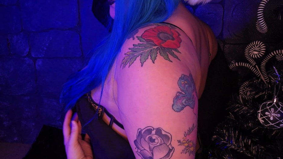 Luna Allora – Christmas Bitch